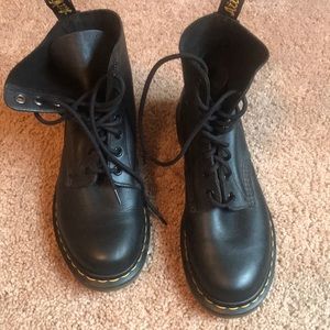 Dr. Martens Pascal 8-eye boot